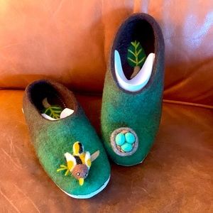 NWT Victorian Trading Company Slippers - women’s size Large (9-10)